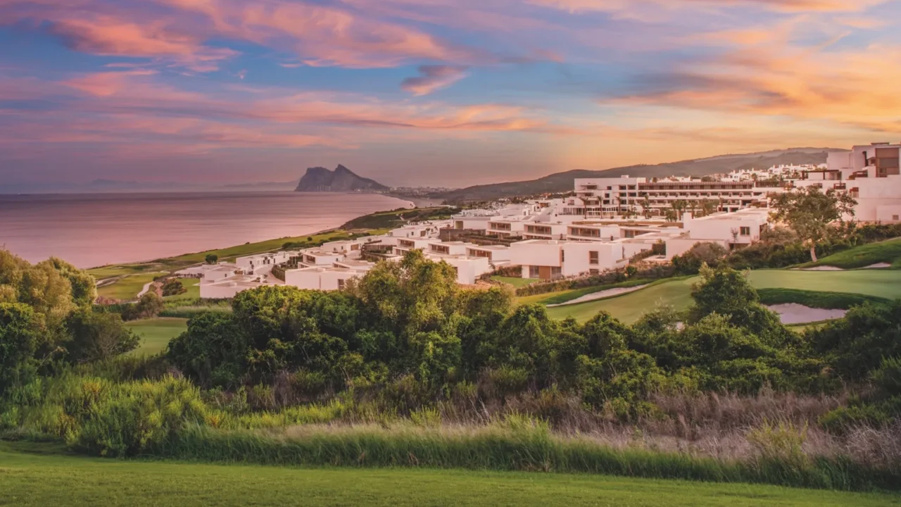 Fairmont La Hacienda Costa del Sol, resort de lujo junto al campo de golf con vistas al Mediterráneo y al Peñón de Gibraltar.