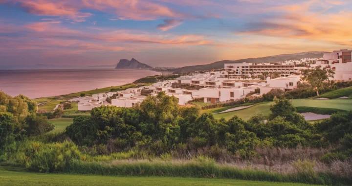 Fairmont La Hacienda Costa del Sol, resort de lujo junto al campo de golf con vistas al Mediterráneo y al Peñón de Gibraltar.